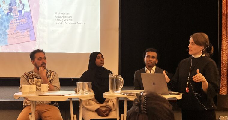 två män och två kvinnor i ett panelsamtal