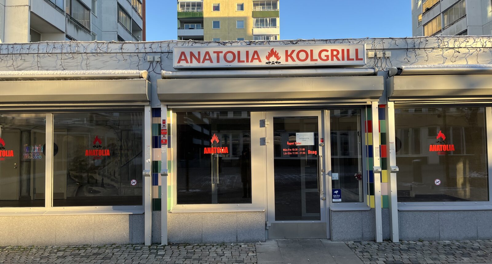 Kolgrillen plåtad utifrån i vintersol.