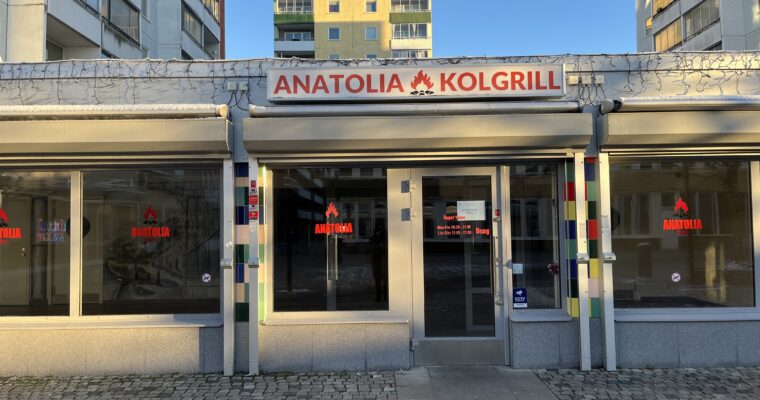 Kolgrillen plåtad utifrån i vintersol.