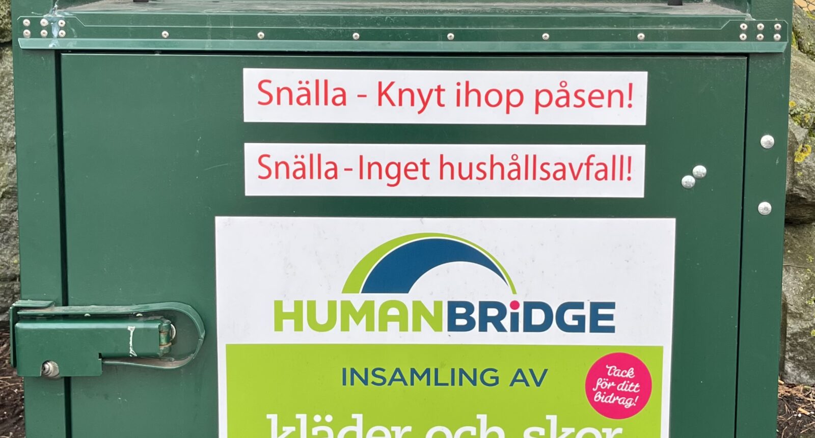 En stor metallbox för insamling av kläder och dylikt.