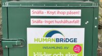 En stor metallbox för insamling av kläder och dylikt.