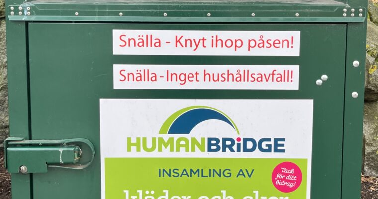 En stor metallbox för insamling av kläder och dylikt.