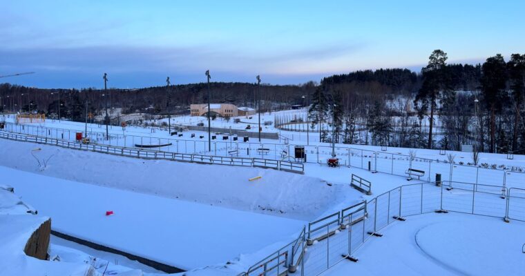 snöig vy över byggarbetsplats och vintrigt landskap i bakgrunden