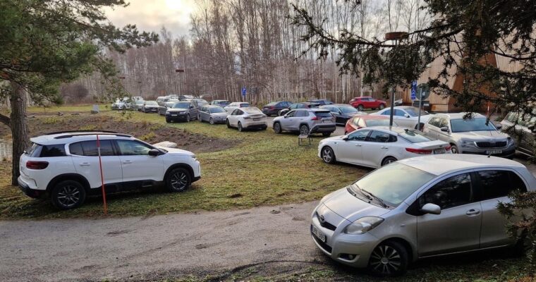En massa bilar parkerade överallt på Järvafältet.