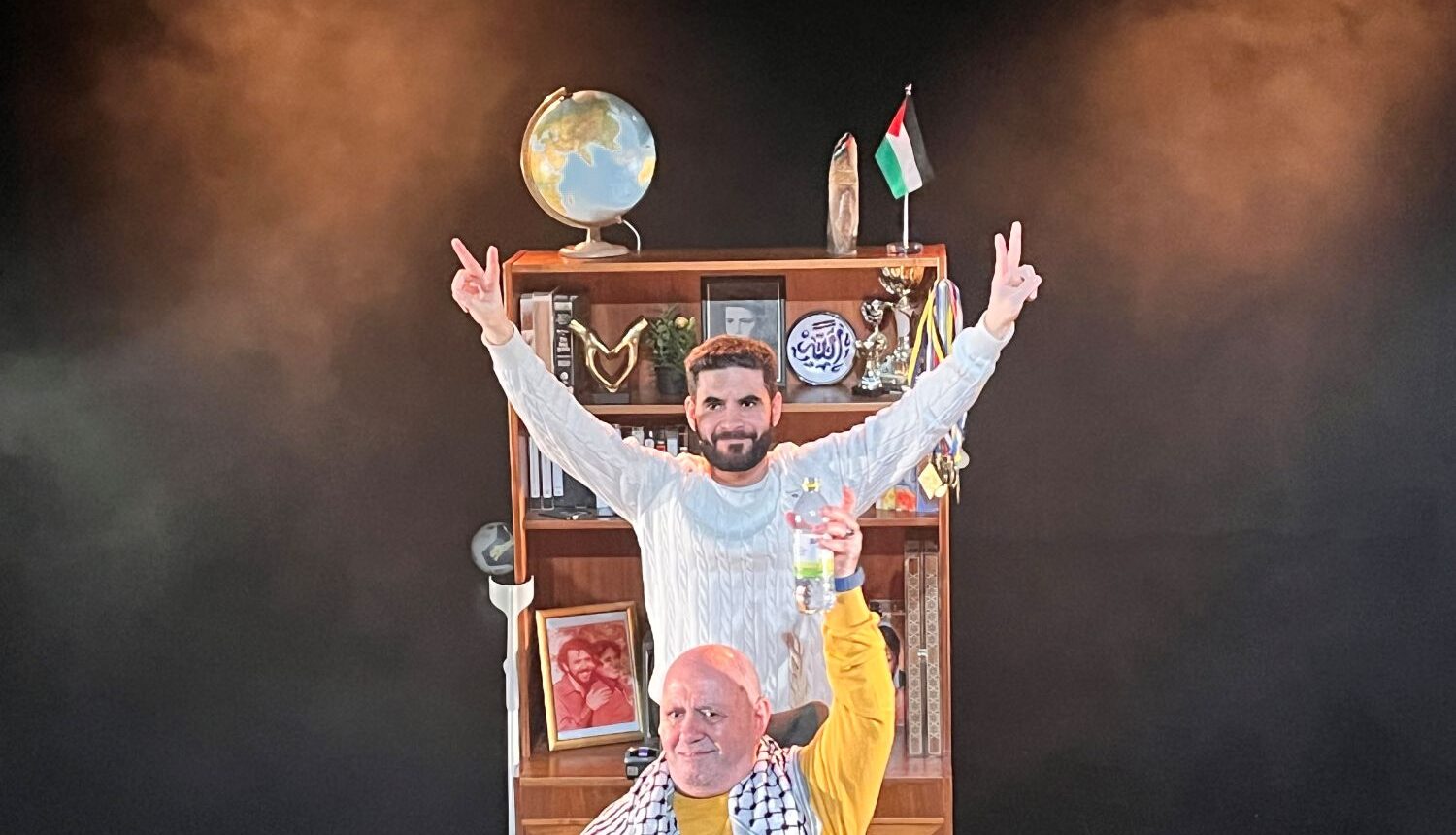 en man står bakom en äldre man, hans pappa, som sitter i rullstol