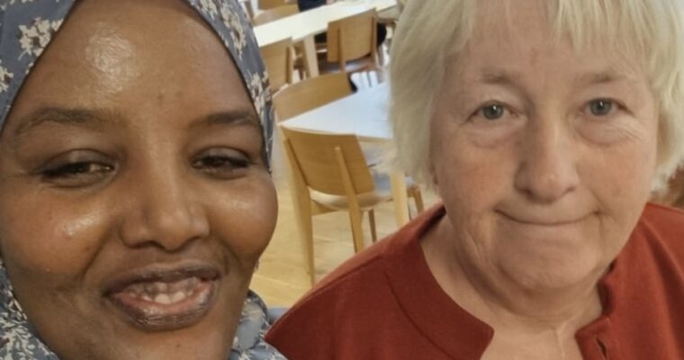 Närbild på två kvinnor, en i hijab och en utan.