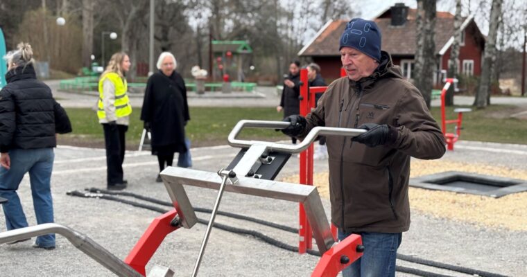 man tränar på ett utegym