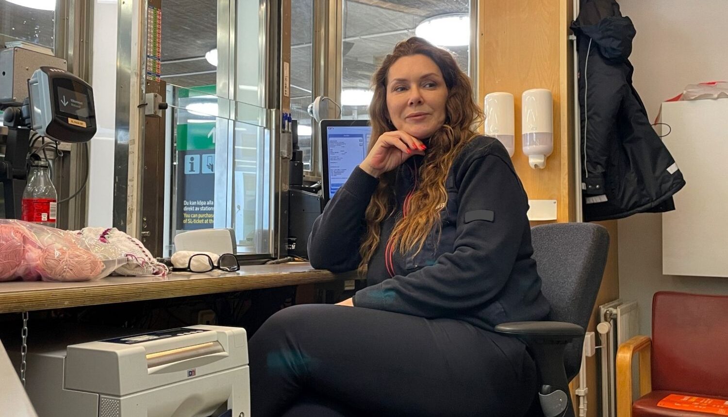 kvinna som sitter som spärrvakt vid tunnelbanan