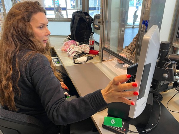 kvinna sitter som spärrvakt vid en skärm