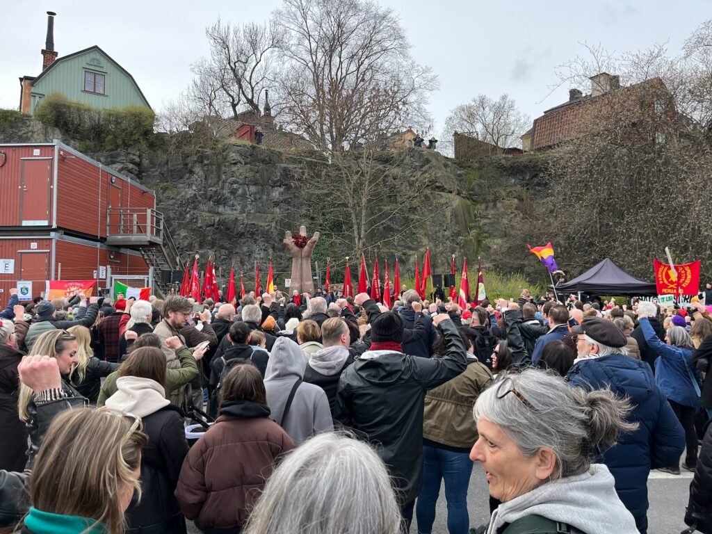 Massa människor uppe vid monumentet La Mano.