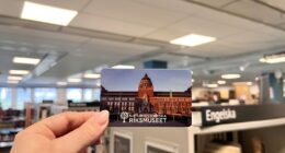 hand som håller upp ett lånekort för naturhistoriska riksmuseet