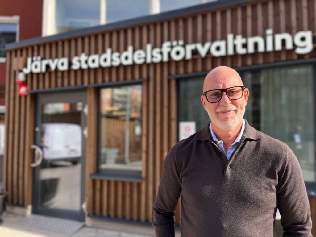 Stadsdelsdirektören Toni Mellblom står utanför förvaltningshuset i Tensta.