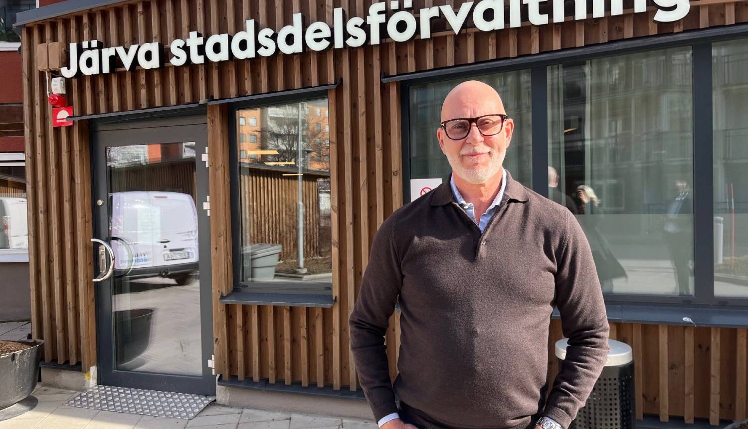 Stadsdelsdirektören står utanför förvaltningshuset i Tensta.