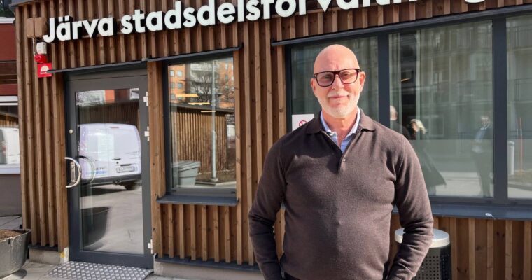 Stadsdelsdirektören står utanför förvaltningshuset i Tensta.