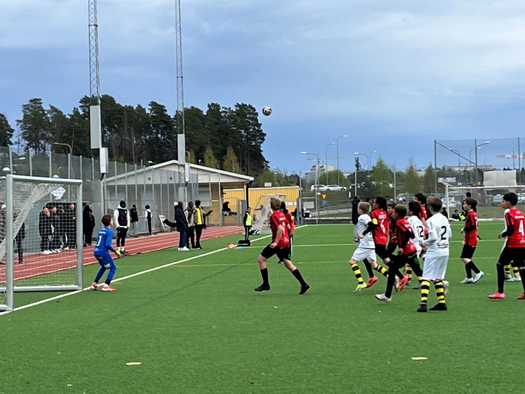 fotbollsmatch mellan två pojklag