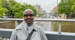Fardosa står på. ron över Rinkebystråket, man ser träd och hus.