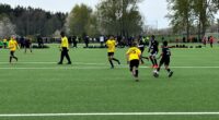 två lag spelar mot varann i en fotbollsturnering