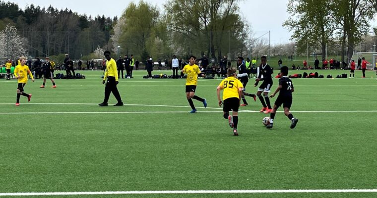 två lag spelar mot varann i en fotbollsturnering