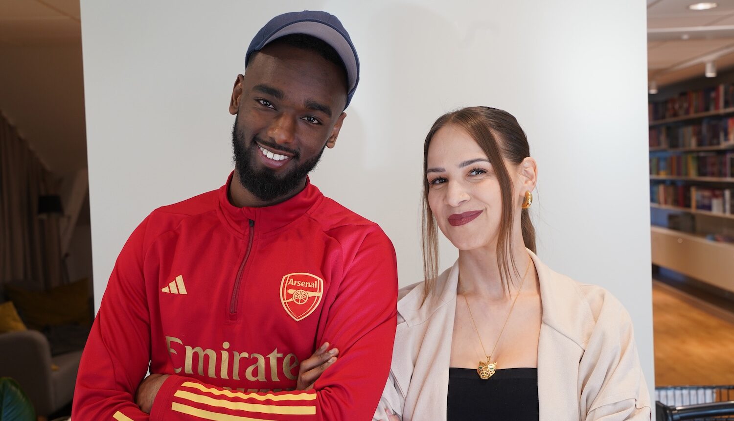 Sharmarke och Seluah bredvid varandra. Han bär Arsenals jacka.