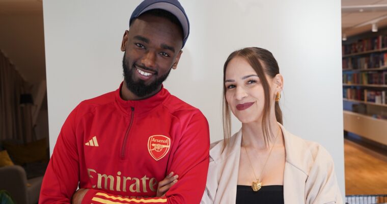 Sharmarke och Seluah bredvid varandra. Han bär Arsenals jacka.