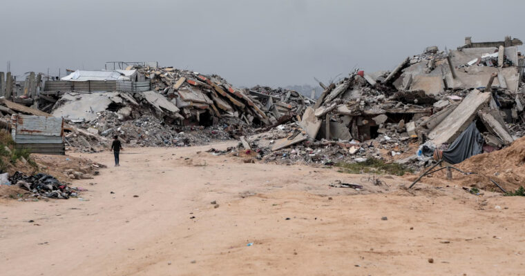 Ett palestinskt barn går bland spillrorna av hem som förstörts av israeliska styrkor i norra Gaza.