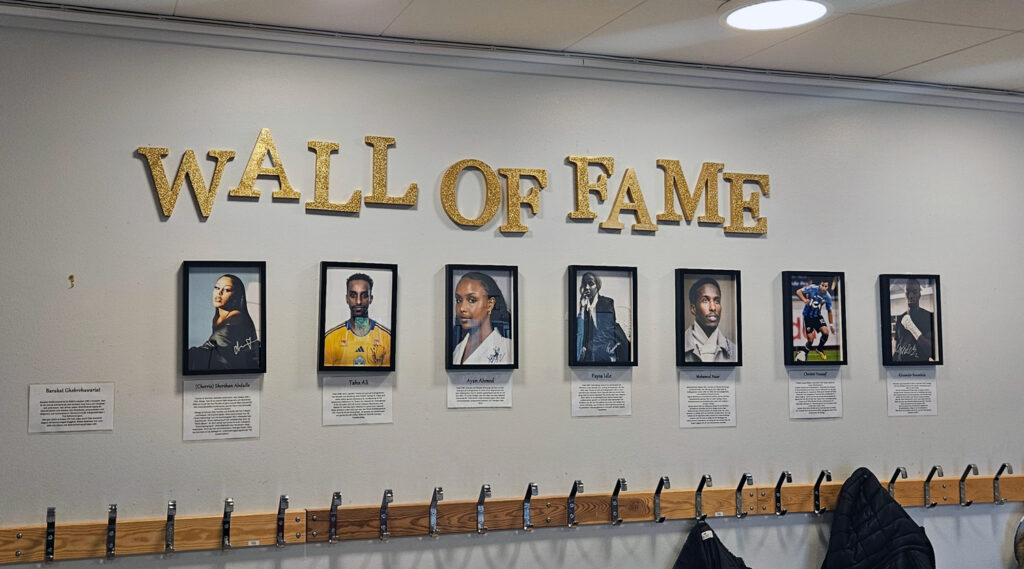 På Gullingeskolans Hall of Fame hänger stjärnor som Cherrie och Ayan Ahmed.