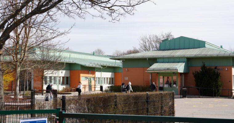 Barnen på Knutbyskolan blir inringda till lektion.