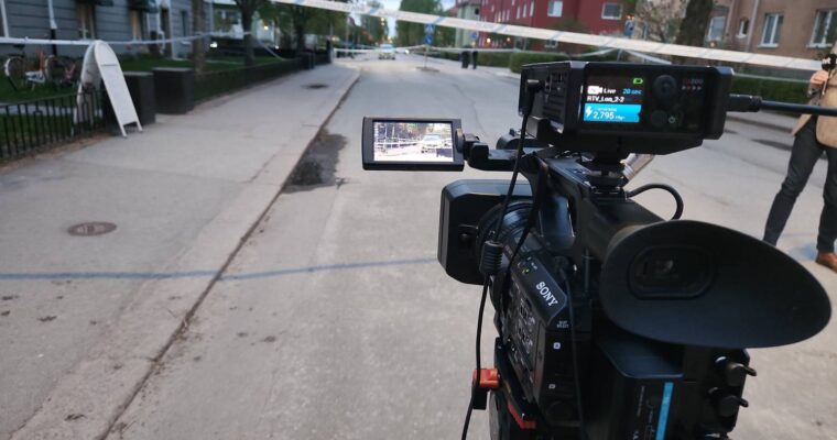 Man ser poliser genom en filmkamera.