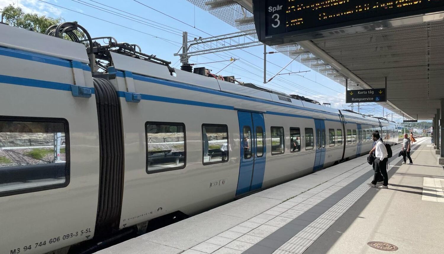 pendeltåg som står still på en perrong