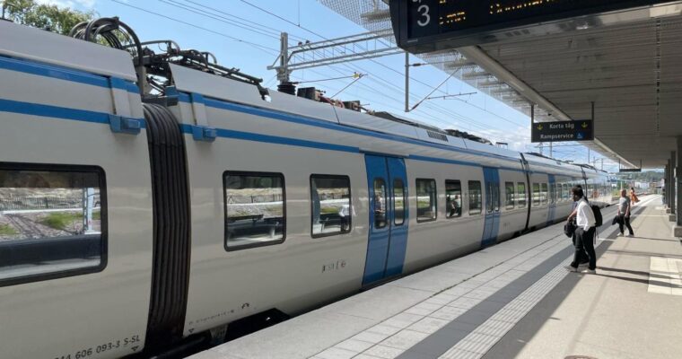 pendeltåg som står still på en perrong