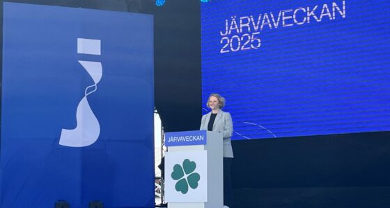 kvinna talar på Järvaveckans scen
