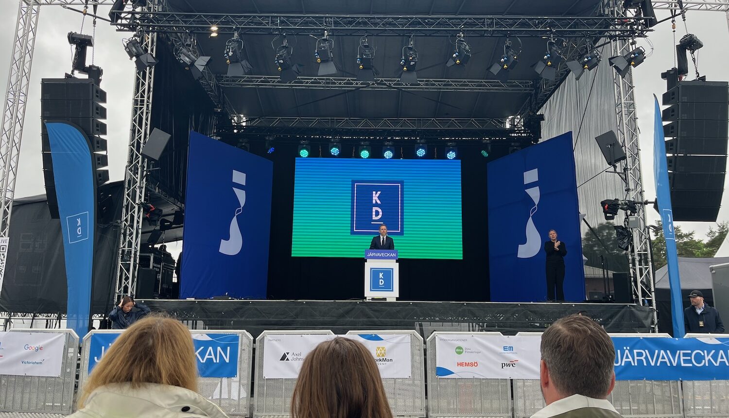 Jakob Forssmed uppe på scenen under Järvaveckan.