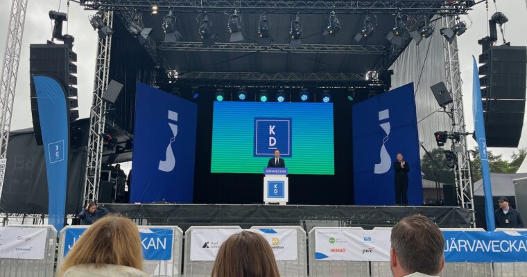 Jakob Forssmed uppe på scenen under Järvaveckan.