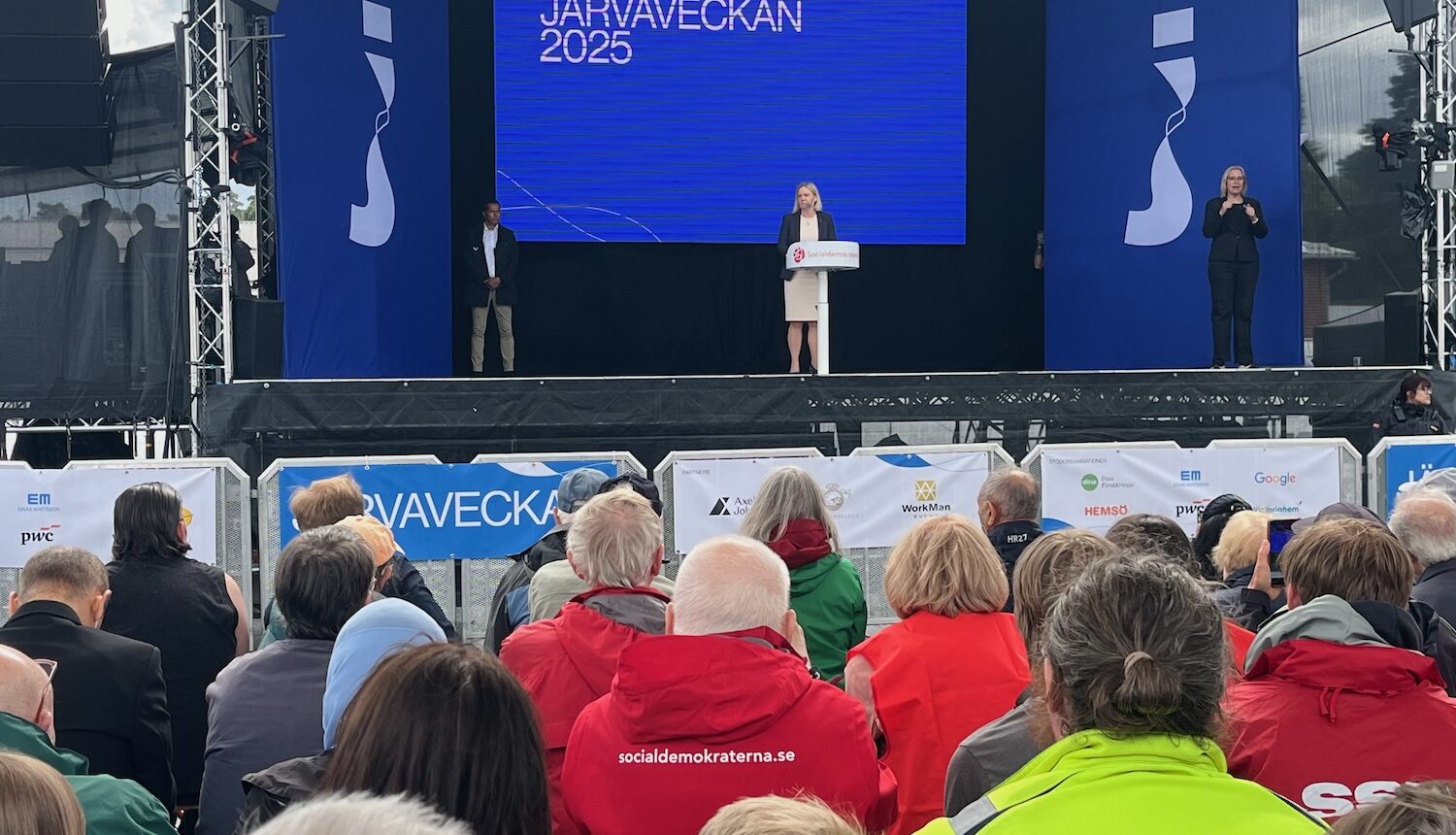 Magdalena Andersson på scenen under Järvaveckan 2025.