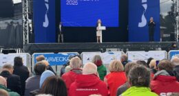 Magdalena Andersson på scenen under Järvaveckan 2025.
