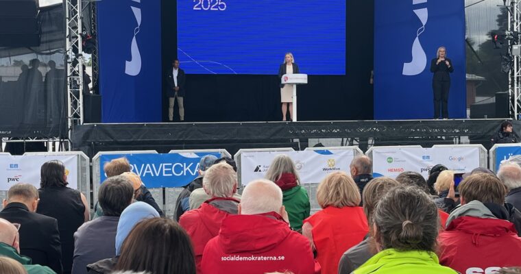 Magdalena Andersson på scenen under Järvaveckan 2025.
