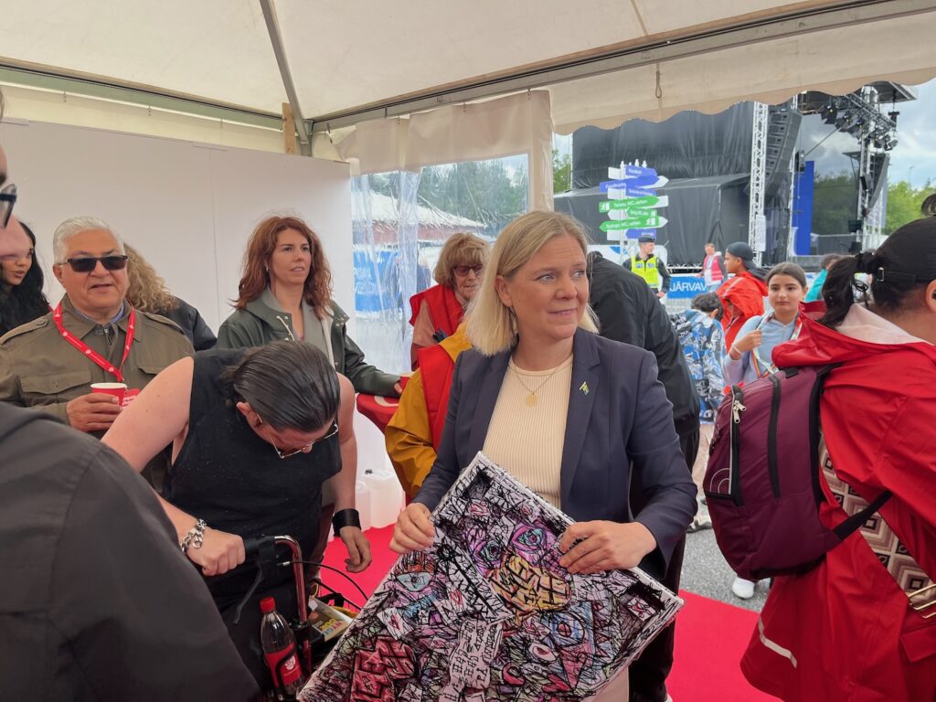 Magdalena Andersson möter partivänner.