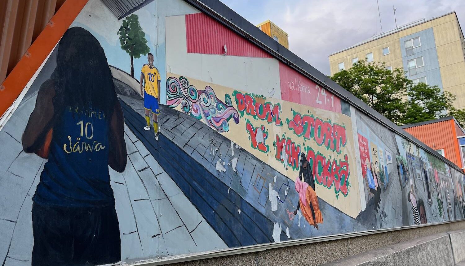 En muralmålning där man ser en tjej bakifrån och en kille framifråm. Tjejen är en basketspelaren Binta Drammeh och killen är Robin Quaison.