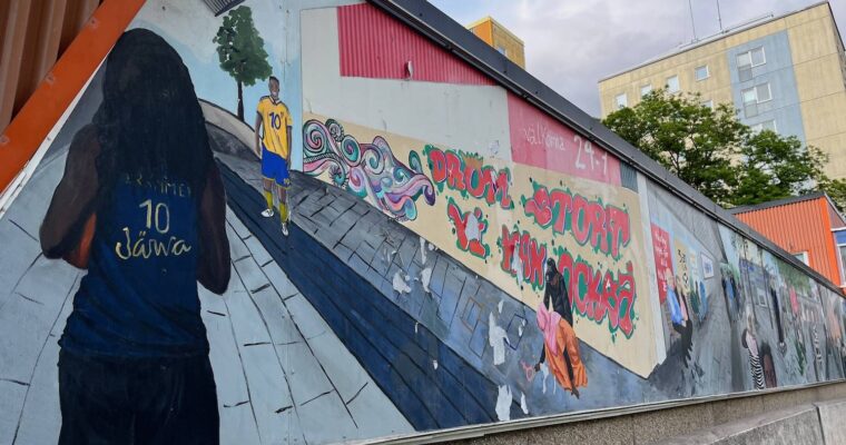 En muralmålning där man ser en tjej bakifrån och en kille framifråm. Tjejen är en basketspelaren Binta Drammeh och killen är Robin Quaison.