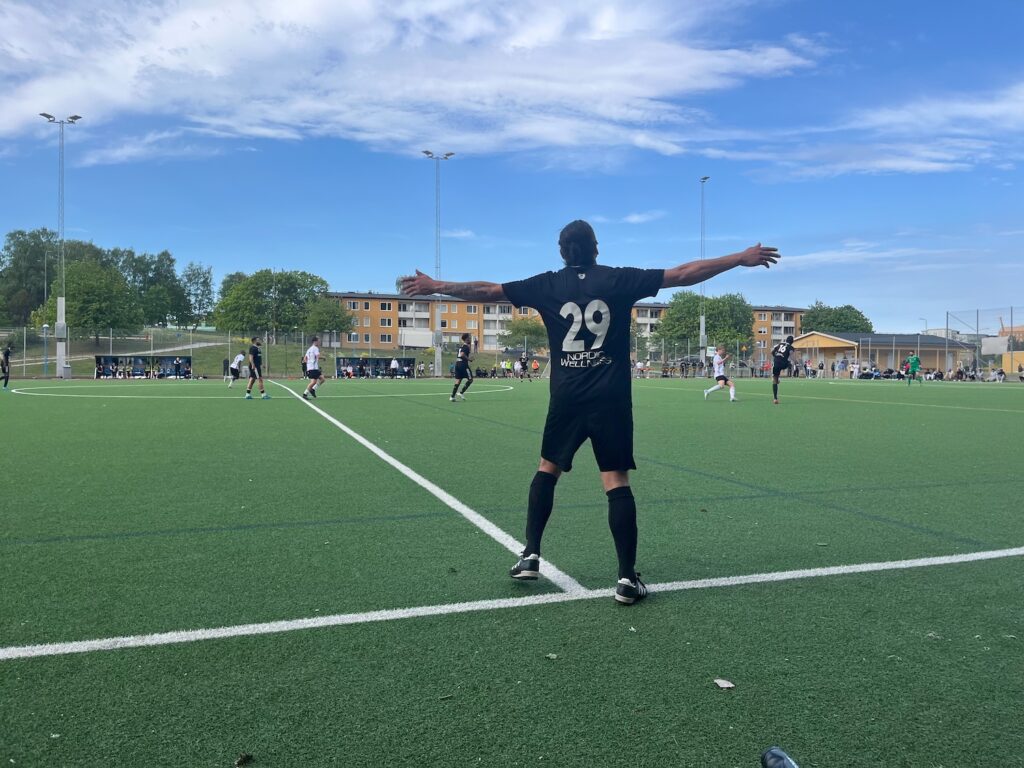 En pslare med nr 29 på ryggen står med armarna ut och vill ha bollen.
