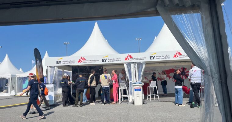 Utsikt från presstältet under Järvaveckan 2025. Man ser ett tält föt Läkare utan gränser finansierat av världens största revisionsbyrå, EY.