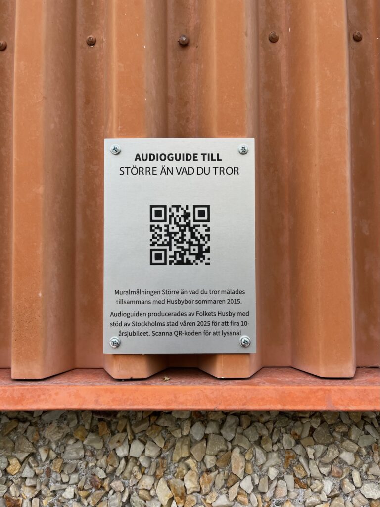Bild på en metallskylt som kan scannas.