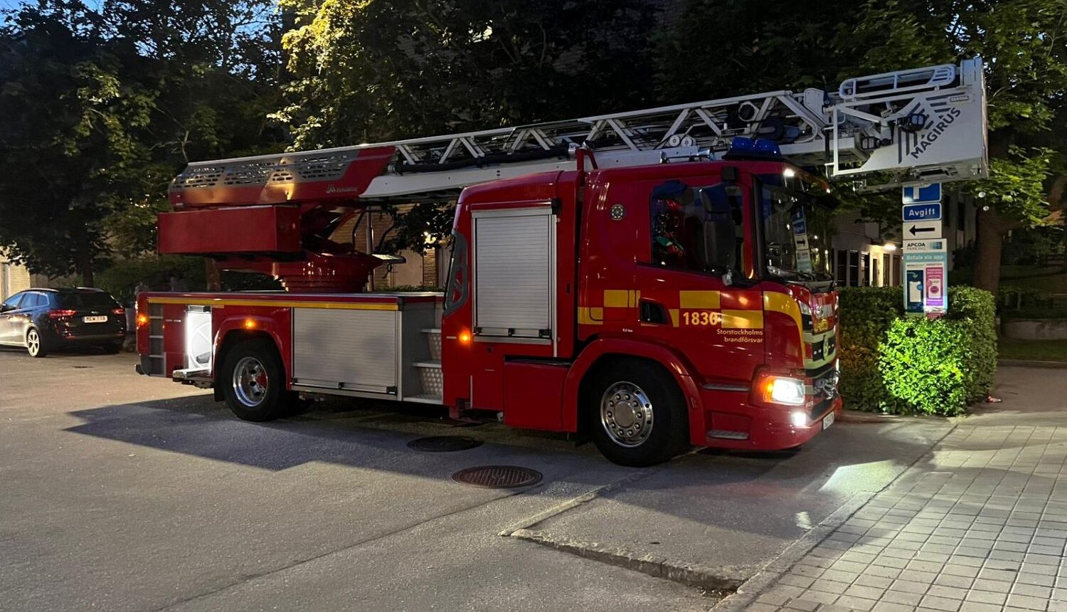 brandbil står i kvällsljus