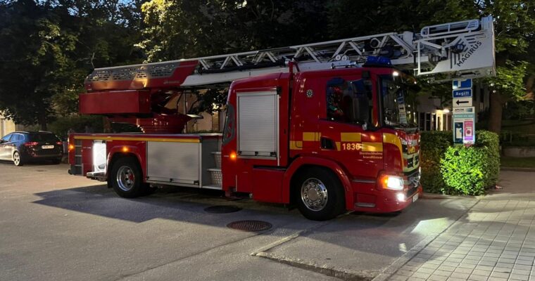 brandbil står i kvällsljus