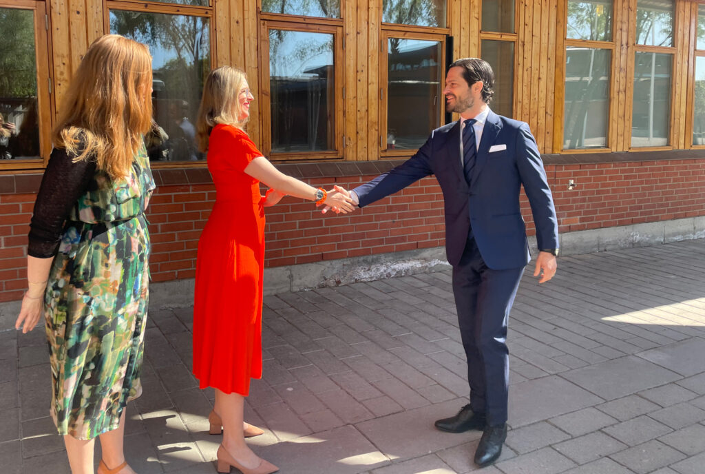 Prinsen hälsades välkommen av Helene Öberg, generalsekreterare på Prinsparets Stiftelse