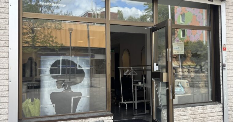 Hårsalongen utifrån gatan.