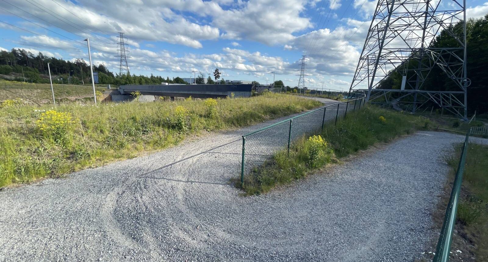Gång- och cykelbro samt -väg i grusig hårnålskurva