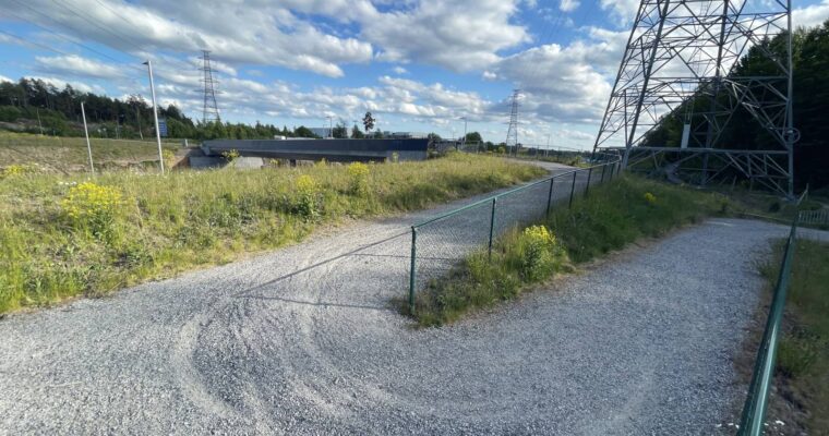 Gång- och cykelbro samt -väg i grusig hårnålskurva