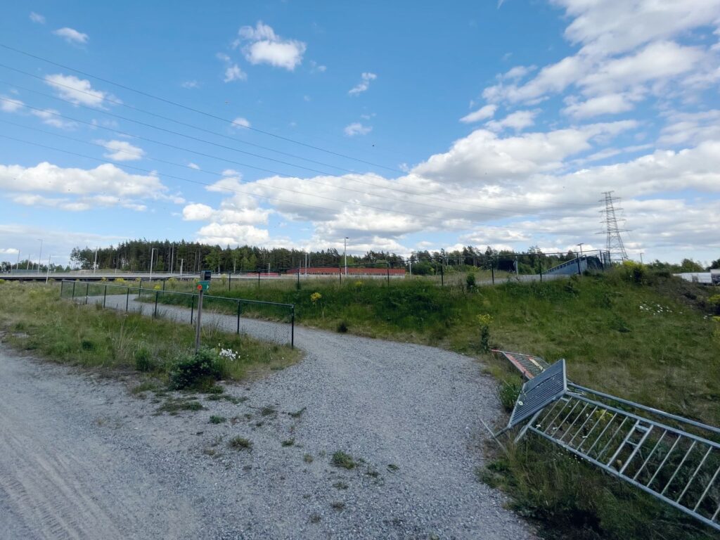 Brofästet hamnade flera meter ovanför den anslutande cykelvägen