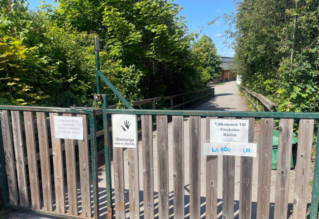 Grinden utanför Förskolan Hästen i Hjulsta